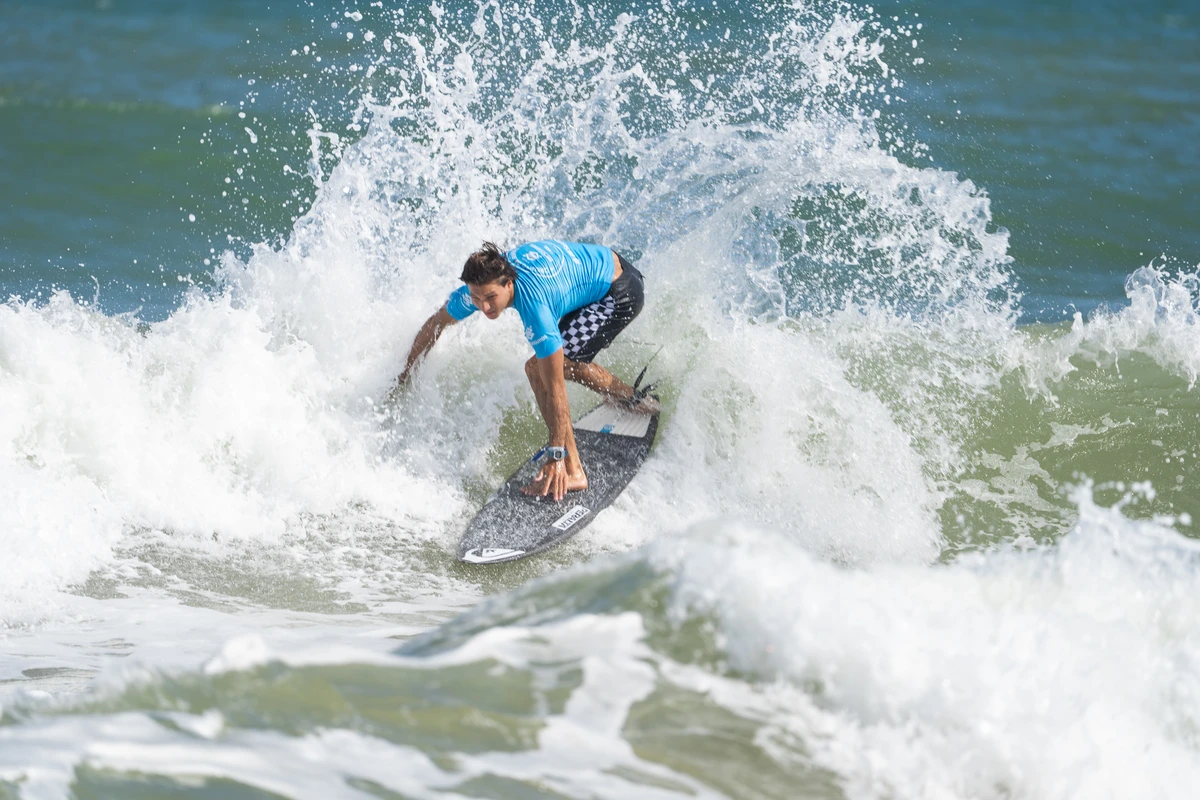 Surfistas deram show de aéreos e rasgadas nas ondas da Praia d'Ulé, em Guarapari por Pedro Paiva/WSL