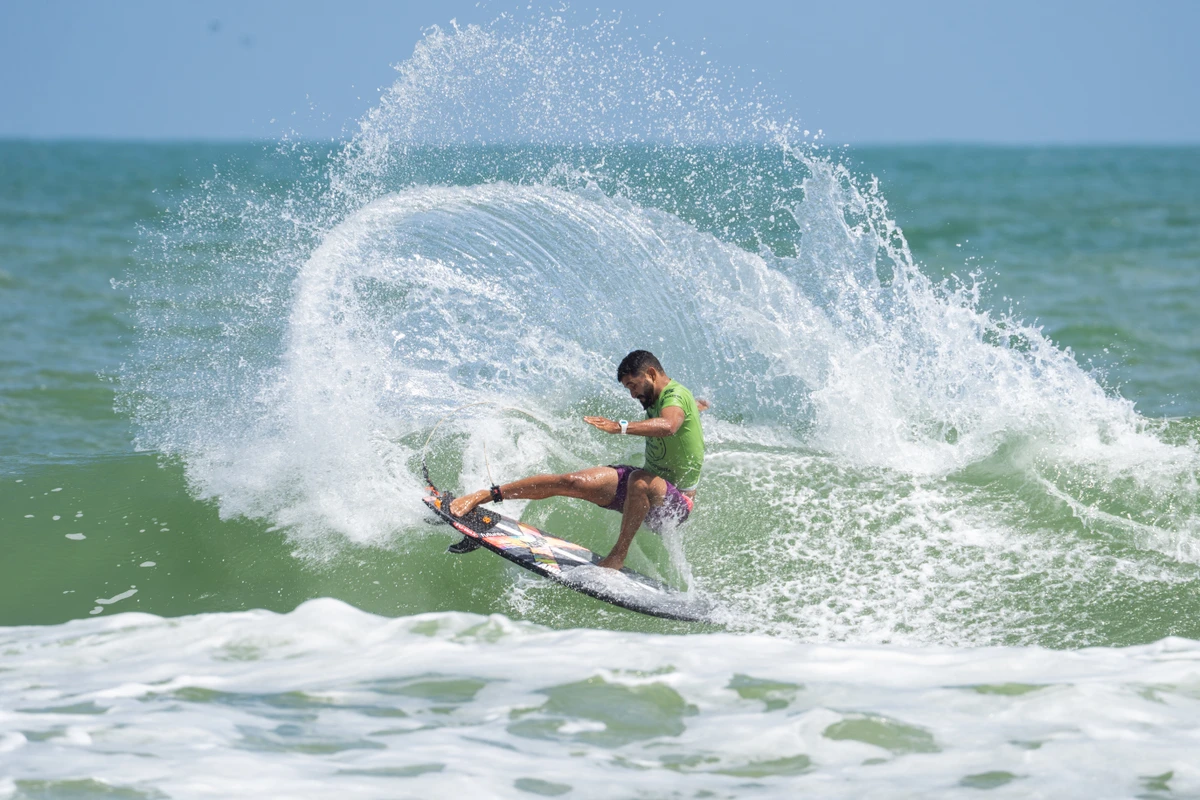 Surfistas deram show de aéreos e rasgadas nas ondas da Praia d'Ulé, em Guarapari por Pedro Paiva/WSL