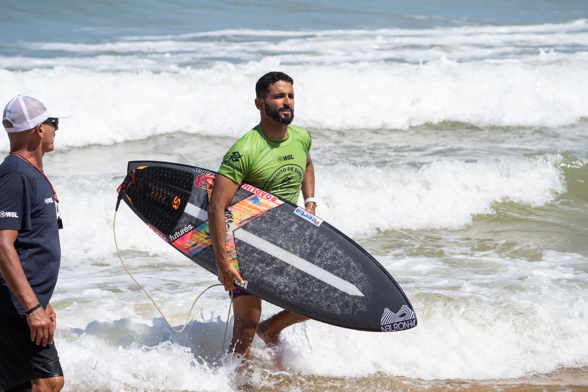 Surfistas deram show de aéreos e rasgadas nas ondas da Praia d'Ulé, em Guarapari por Pedro Paiva/WSL
