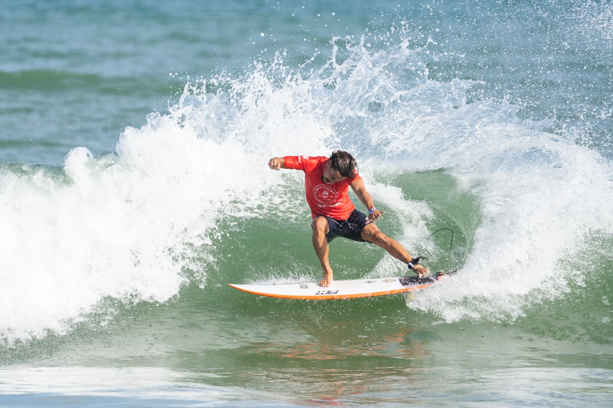 Surfistas deram show de aéreos e rasgadas nas ondas da Praia d'Ulé, em Guarapari por Pedro Paiva/WSL