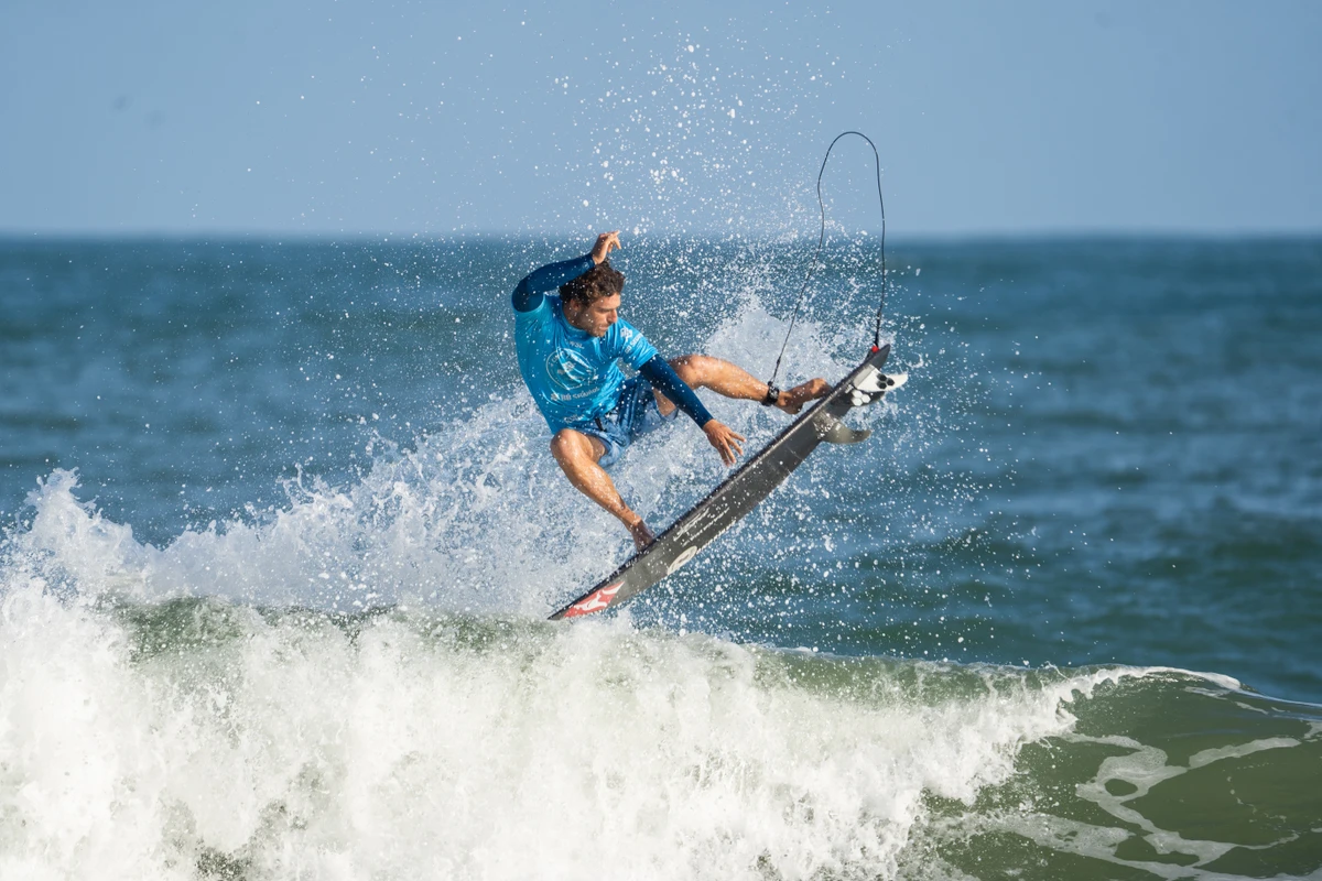 Surfistas deram show de aéreos e rasgadas nas ondas da Praia d'Ulé, em Guarapari por Pedro Paiva/WSL