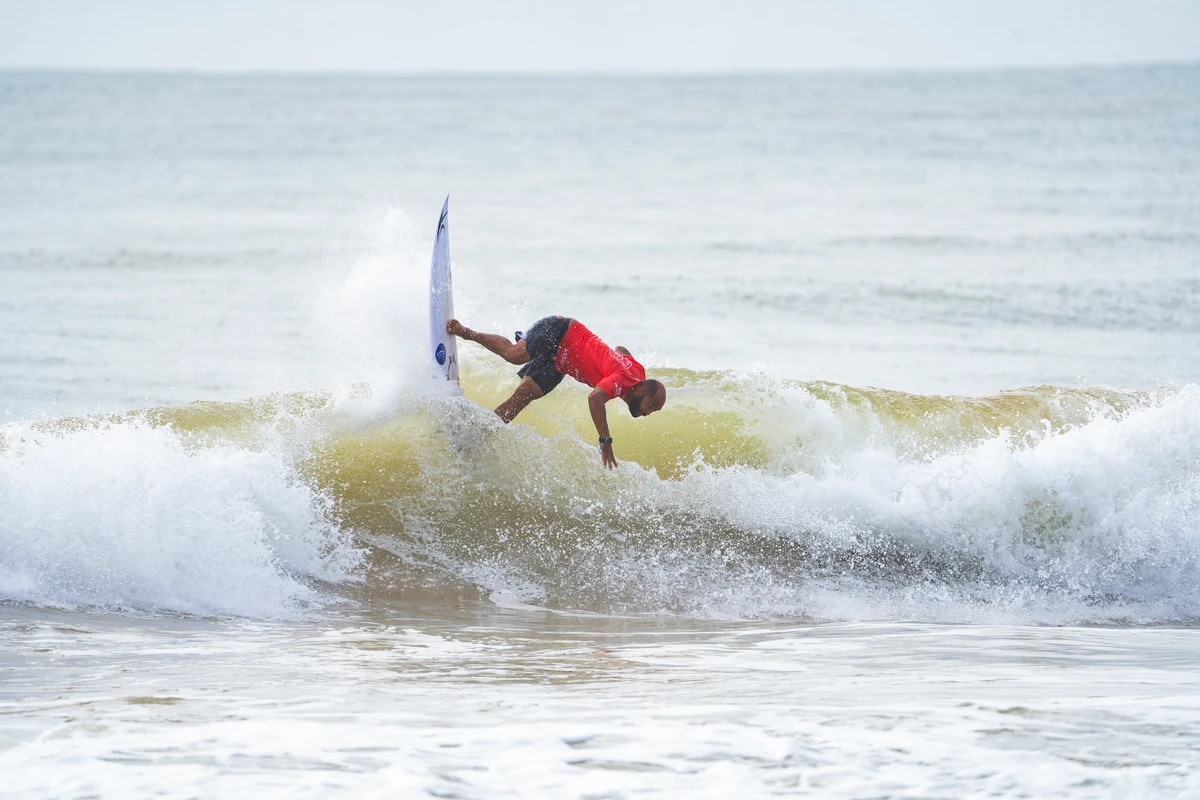 Surfistas deram show de aéreos e rasgadas nas ondas da Praia d'Ulé, em Guarapari por Pedro Paiva/WSL