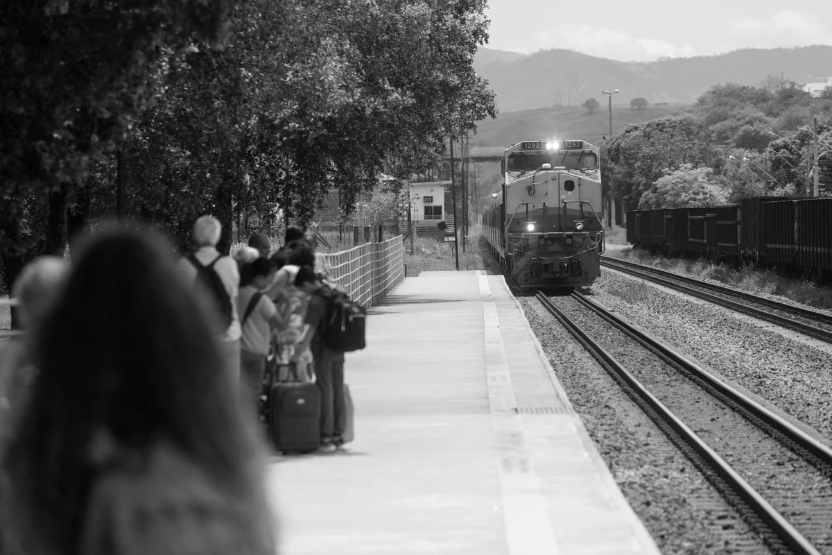 Trem de Passageiros da Vale na Estrada de Ferro Vitória a Minas