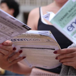 Estudantes se queixam de demora e falta de informações para comprovar conclusão de ensino médio