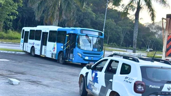 O coletivo estava estacionado às margens da BR 262; um jovem de 22 anos foi encontrado no veículo e disse à polícia que consumiu maconha