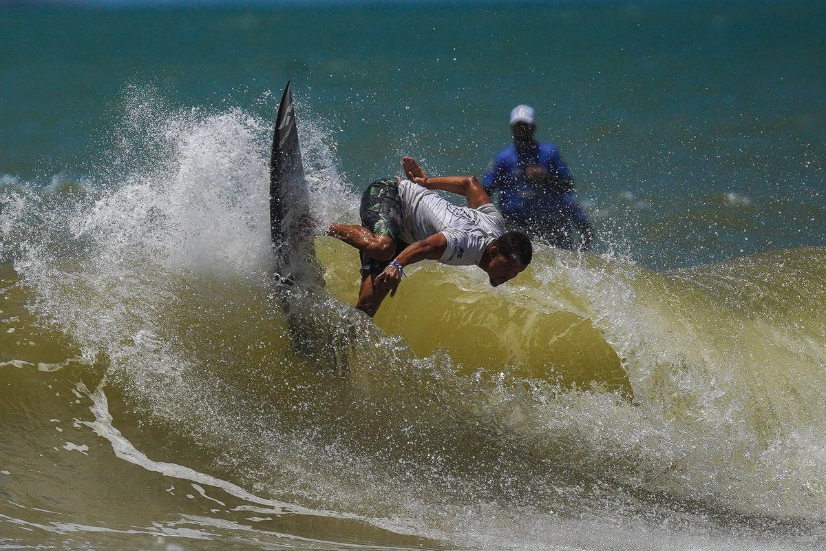 Douglas Silva. Etapa do WSL (World Surf League) na Praia D'Ulé em Guarapari por Vitor Jubini