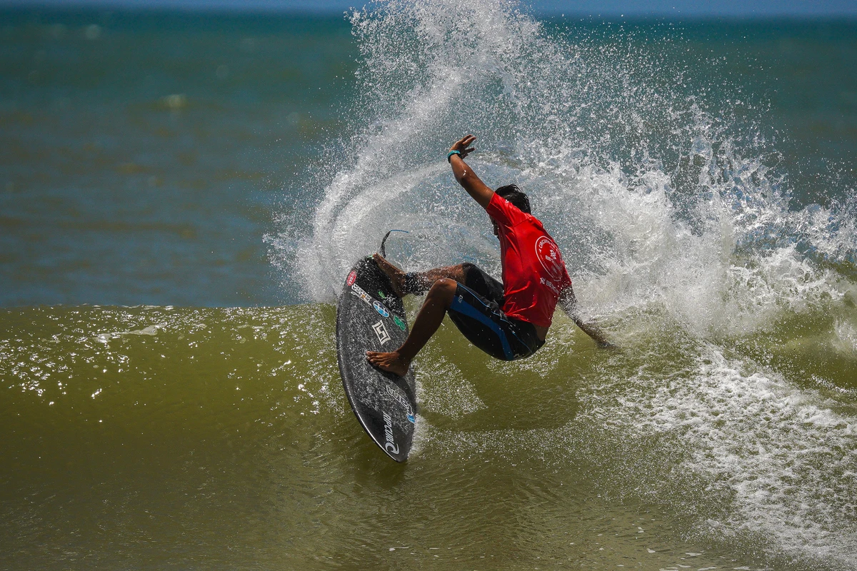 Matheus Neves.Etapa do WSL (World Surf League) na Praia D'Ulé em Guarapari por Vitor Jubini