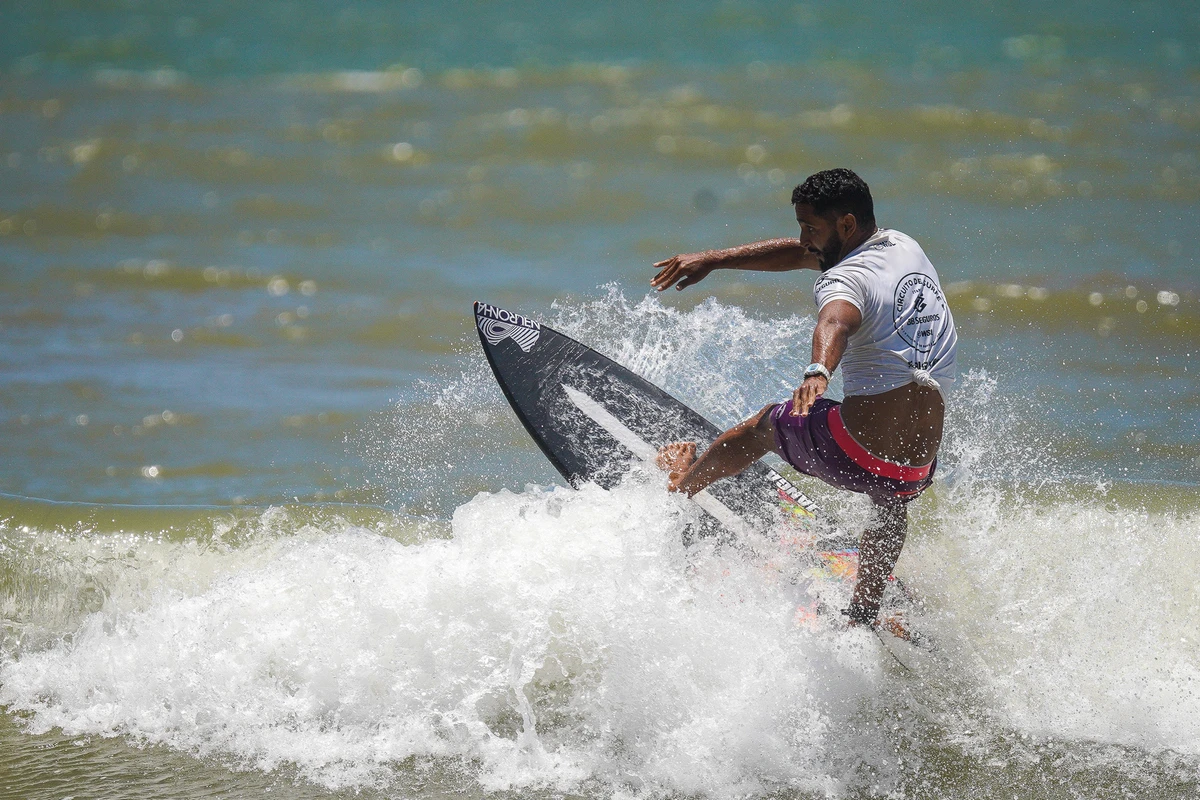 Michael Rodrigues. Etapa do WSL (World Surf League) na Praia D'Ulé em Guarapari por Vitor Jubini