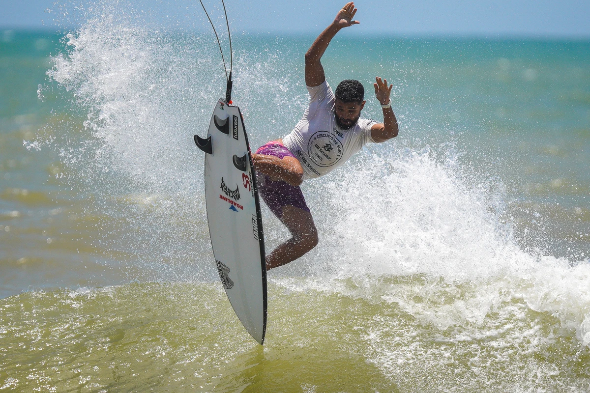 Michael Rodrigues. Etapa do WSL (World Surf League) na Praia D'Ulé em Guarapari por Vitor Jubini