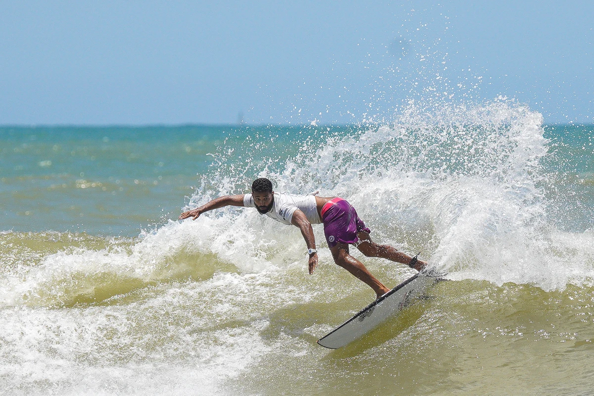 Michael Rodrigues. Etapa do WSL (World Surf League) na Praia D'Ulé em Guarapari por Vitor Jubini