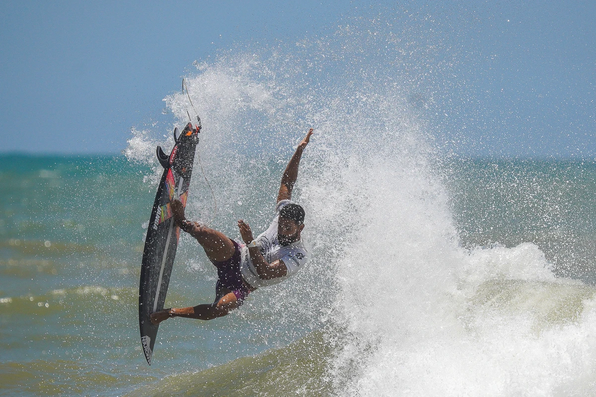Michael Rodrigues. Etapa do WSL (World Surf League) na Praia D'Ulé em Guarapari por Vitor Jubini