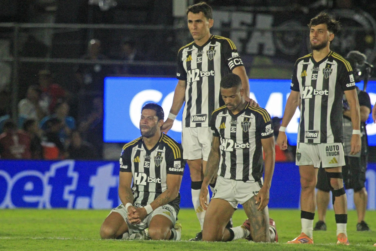 Hulk ficou de joelhos após o Galo perder o último pênalti, que resutou no título do Lanús