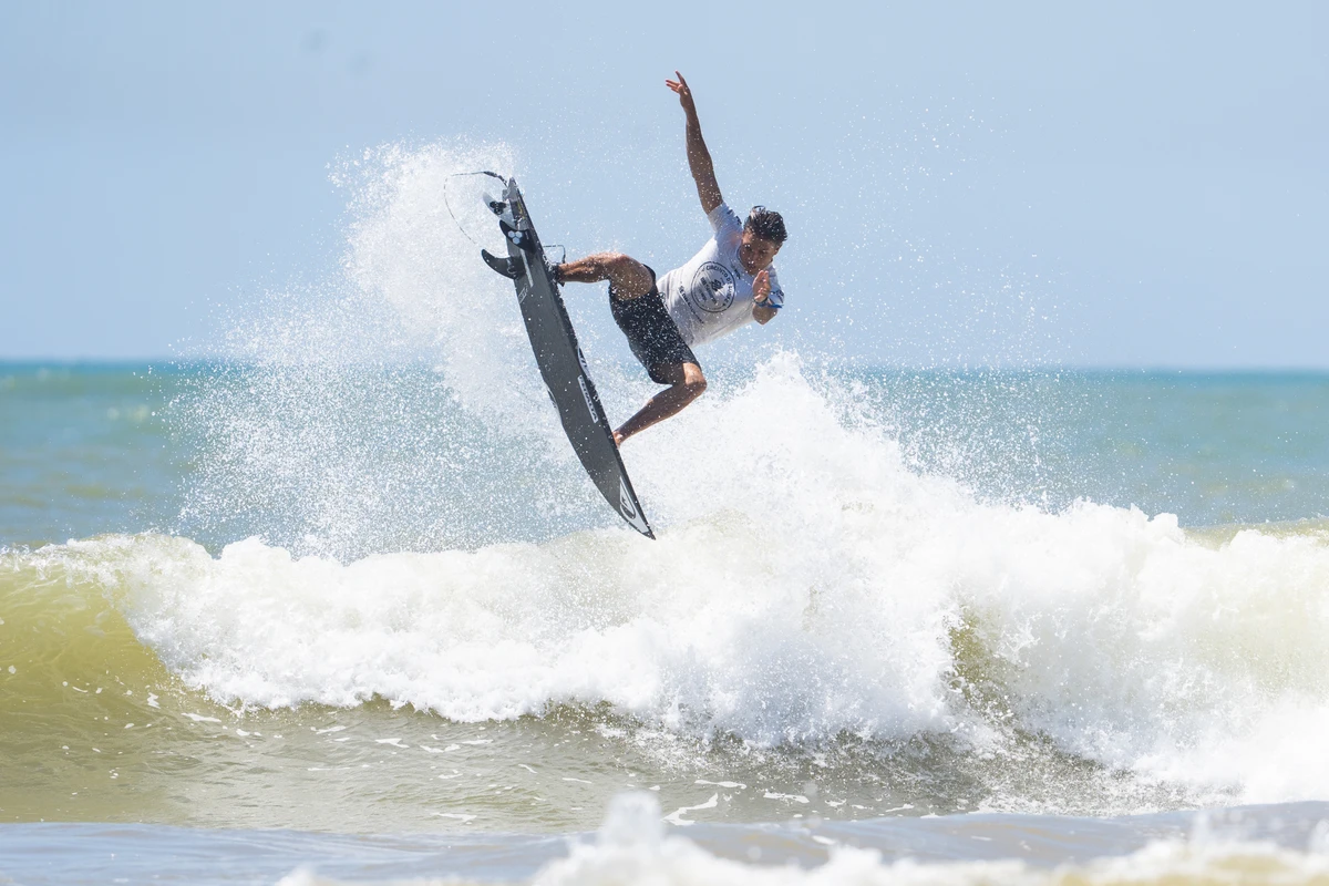 Gabriel Klaussner conseguiu uma virada espetacular no final ára avançar à semifinal deste domingo (23)