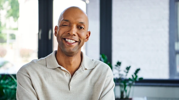 A doença sem cura causa fraqueza muscular, que pode se manifestar de forma variável ao longo do dia, piorando com o esforço físico e melhorando com o repouso
