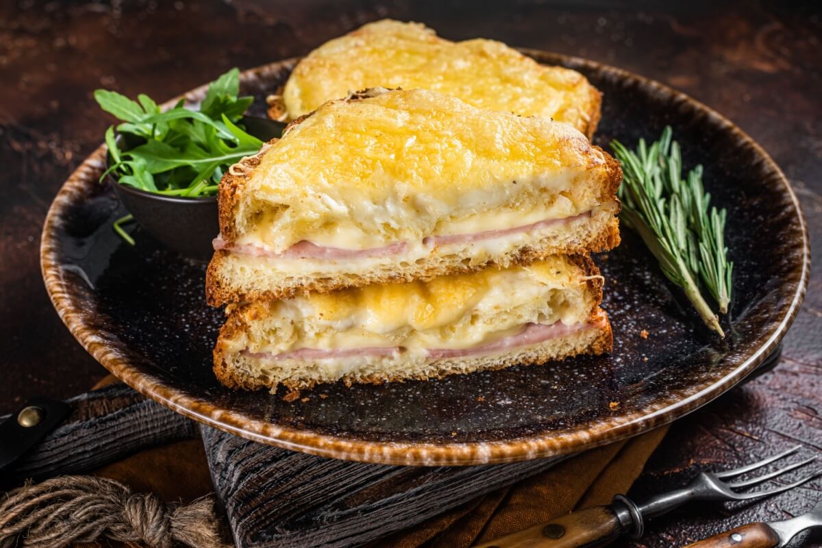 Croque monsieur (Imagem: Mironov Vladimir | Shutterstock)