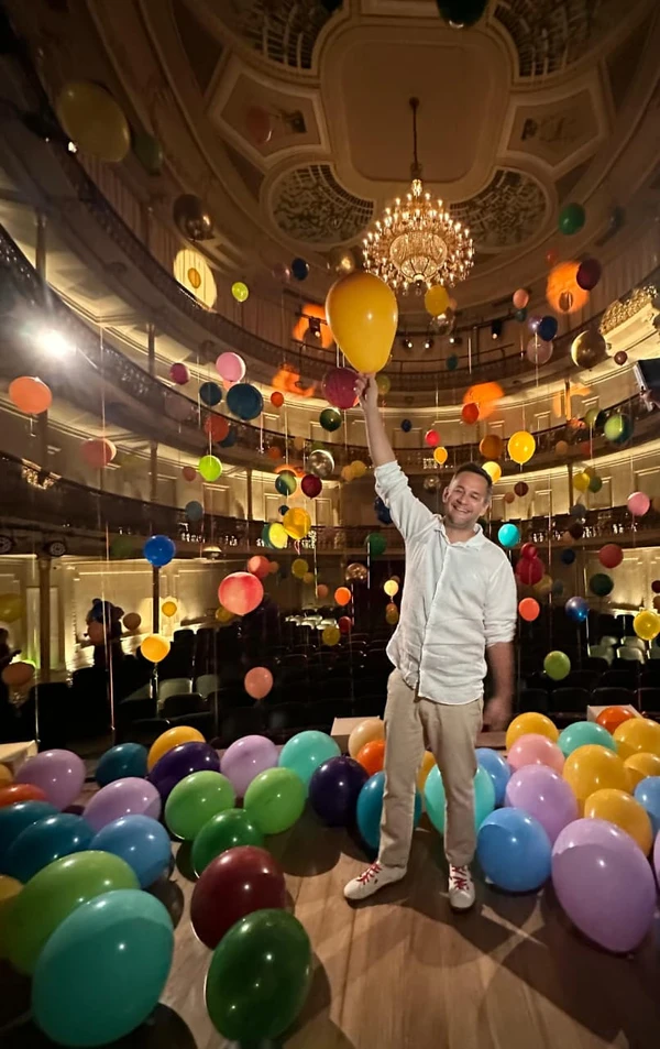 Fabrício Noronha na instalação da artista Flavia Junqueira