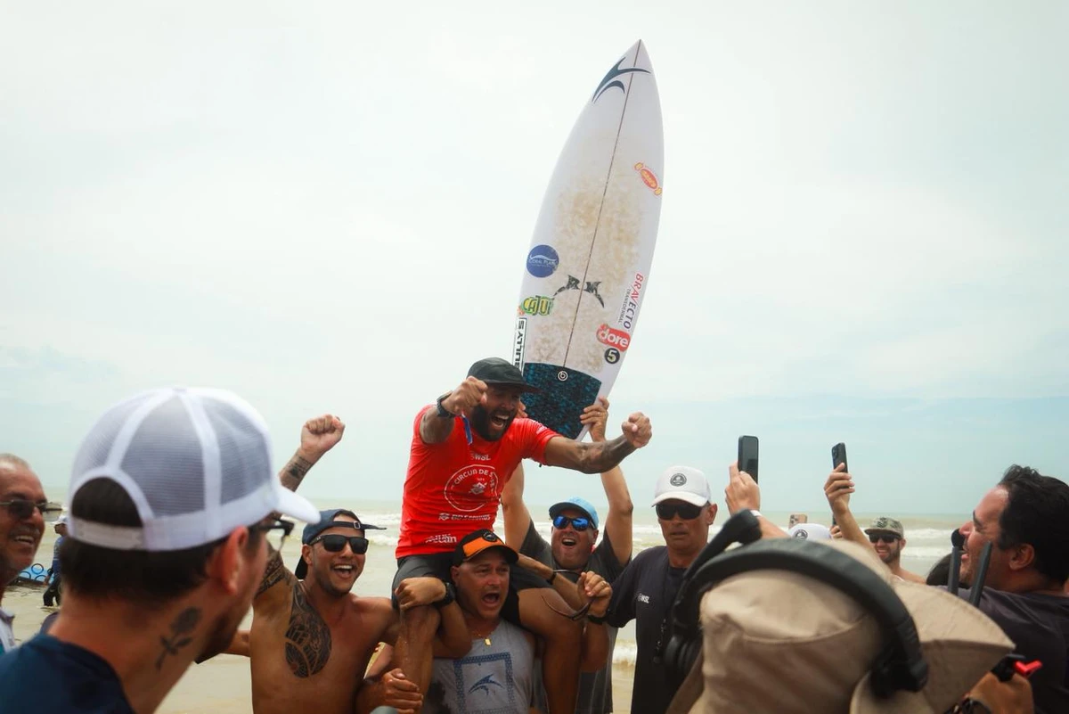 Jadson comemora o título inédito da etapa da WSL no ES