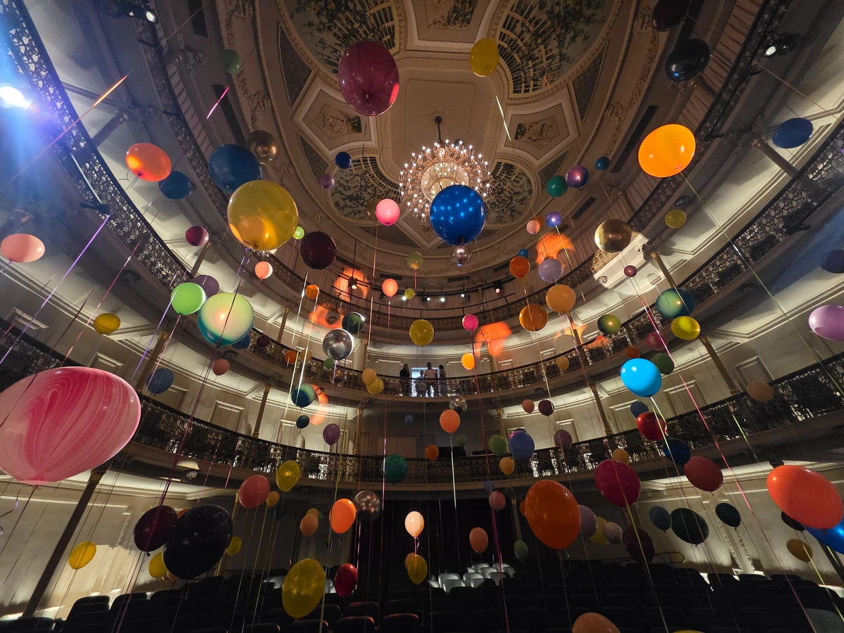 Reabertura do Theatro Carlos Gomes com instalação Junqueira