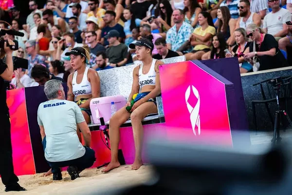 Thâmela, à esquerda, e Vic foram superadas por Carol Solberg e Rebeca na disputa do bronze do Mundial, na Austrália 