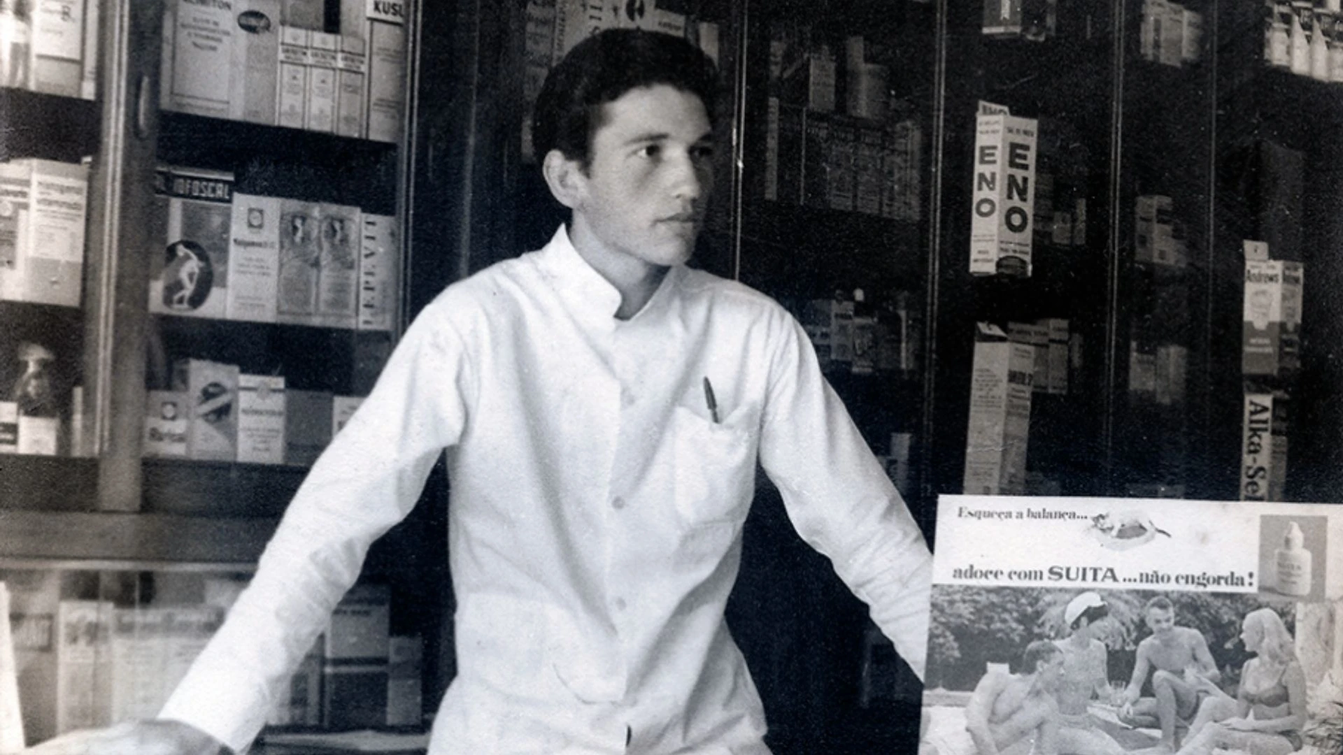 Elisardo Vasquez na época em que trabalhava na farmácia em Santos. Foram 10 anos de trabalho, indo de faxineiro a gerente do estabelecimento