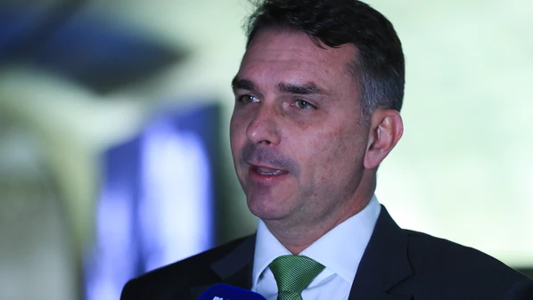 Flávio Bolsonaro rejeita acordo sobre dosimetria e cita prioridade para aprovar perdão; líder da oposição fala em "amadurecimento" de presidentes do Congresso para discutir tema