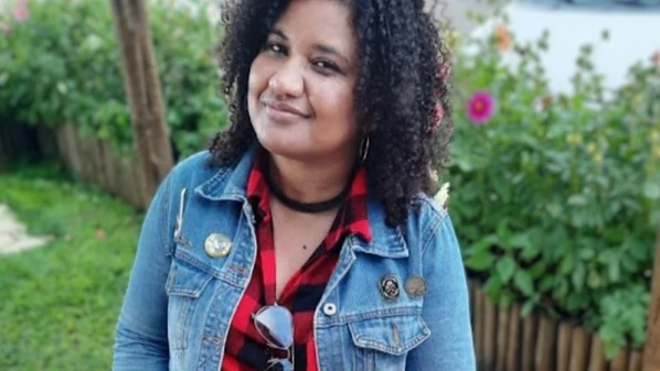 A secretária executiva Adriana Souza foi diagnosticada com miastenia gravis, doença que causa fraqueza muscular, que pode se manifestar de forma variável ao longo do dia