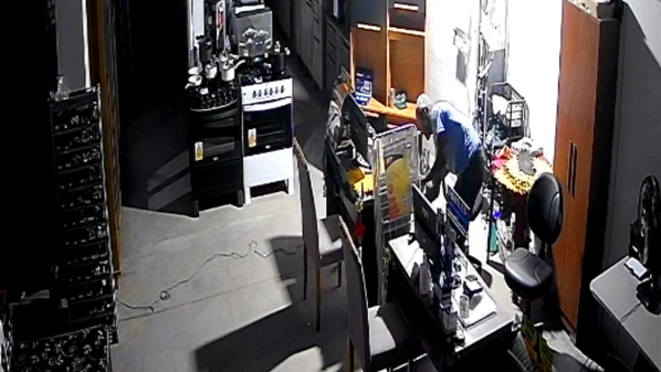 O suspeito arrombou duas portas e agiu de forma direcionada, indicando possível conhecimento prévio do local