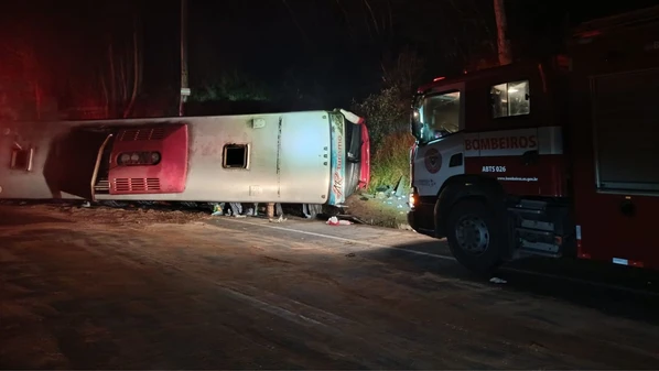 Veículo saiu de Guarapari (ES) e estava a caminho de Contagem (MG) quando tombou na BR 262, em Ibatiba, na Região do Caparaó