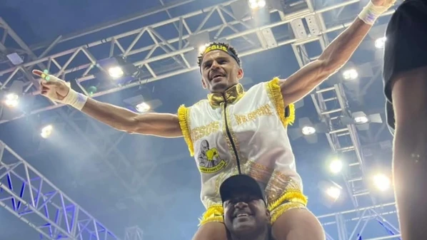 Denis Jr conquistou o cinturão dos Super-Leves ao superar Tomás Chacal em uma batalha de cinco rounds que levantou a torcida na Arena Jacaraípe, na Serra