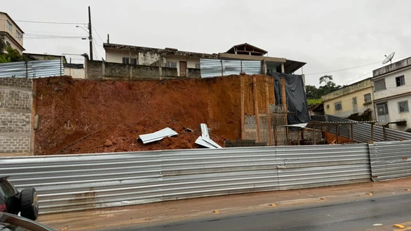 Obra desmoronou na tarde de segunda-feira (24), mas ninguém ficou ferido; veja o momento do desabamento