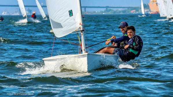 Os capixabas Gabriel Firme e Nicholas Junge levaram o título de campeões do 39° Campeonato Brasileiro da Classe Dingue, realizado no último final de semana no Rio de Janeiro.