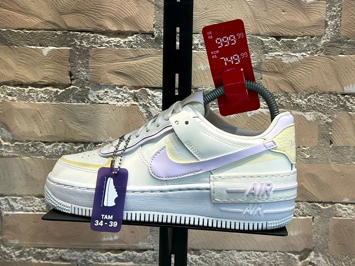 Artwalk: tênis Nike Air Force Shadow bege e lilás feminino de R$ 999,99 por R$ 749,99. por Shopping Vitória/Divulgação