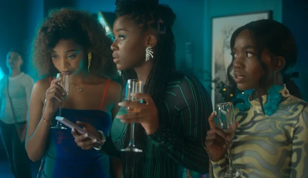 Cena da série Má Influencer