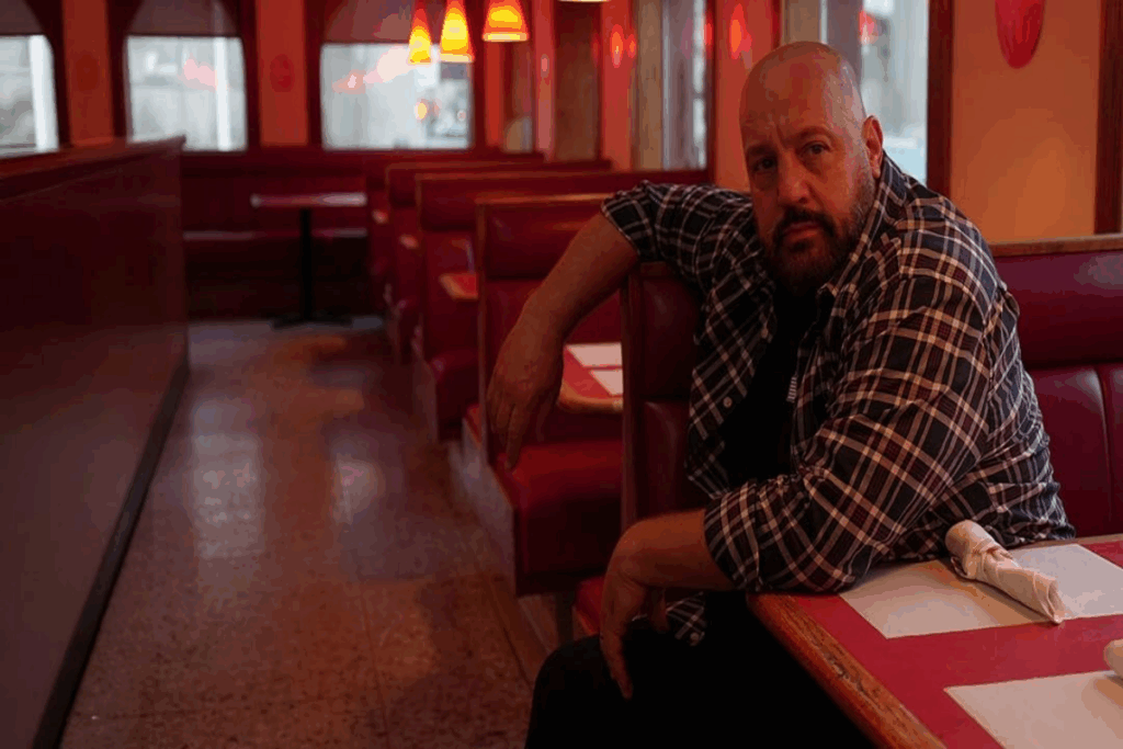 Em “Família à Prova de Balas”, Ray Hayes precisa proteger a família das consequências de seu trabalho como capanga da máfia (Imagem: Reprodução digital | Diamond Films)