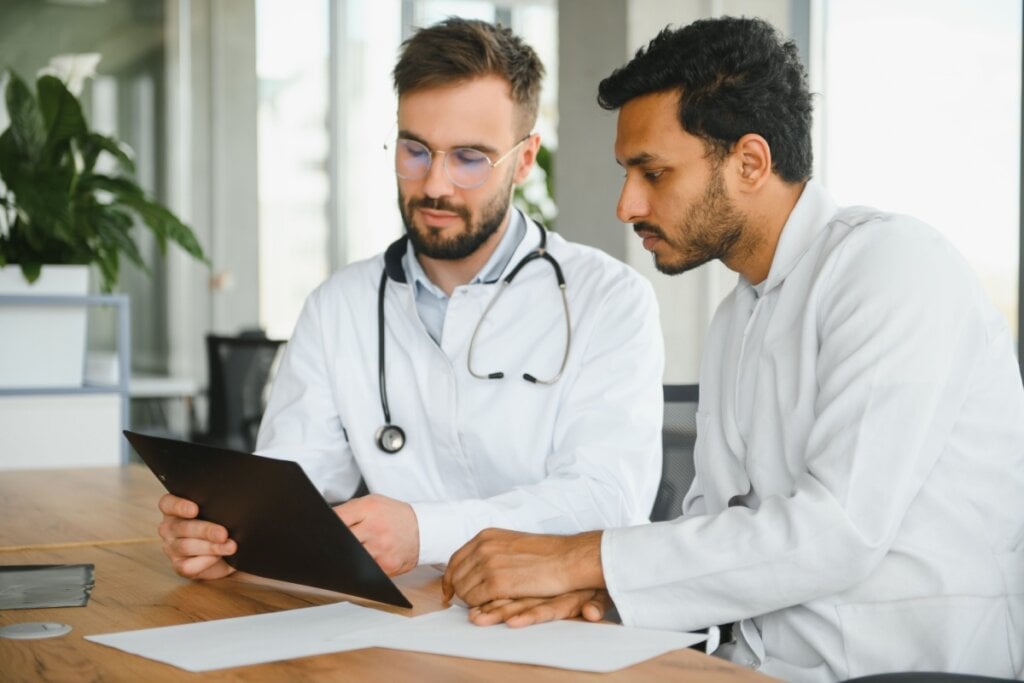 Exames e acompanhamento médico são fundamentais para a saúde do homem (Imagem: Hryshchyshen Serhii | Shutterstock)