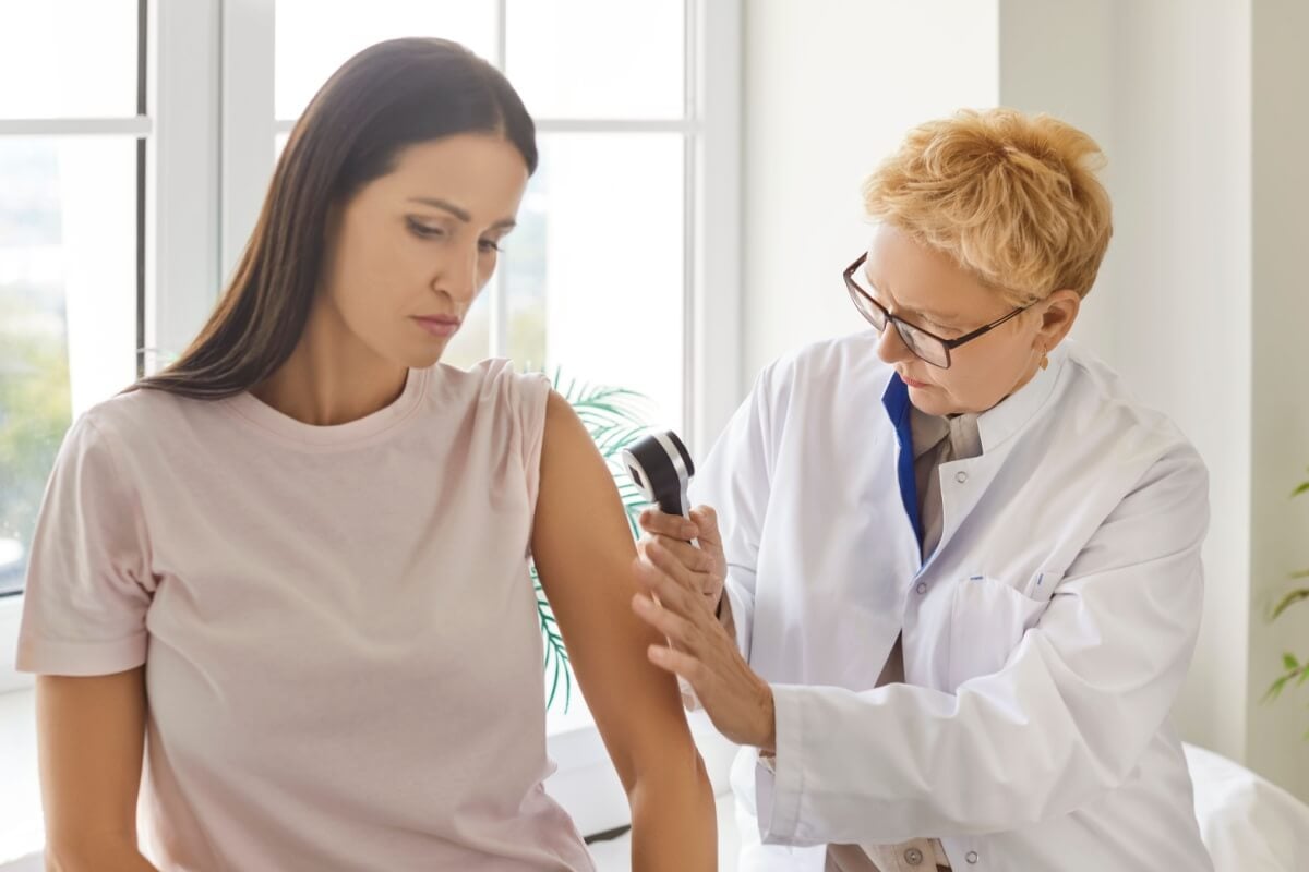 Sinais na pele podem indicar a necessidade de consultar um dermatologista (Imagem: Studio Romantic | Shutterstock)