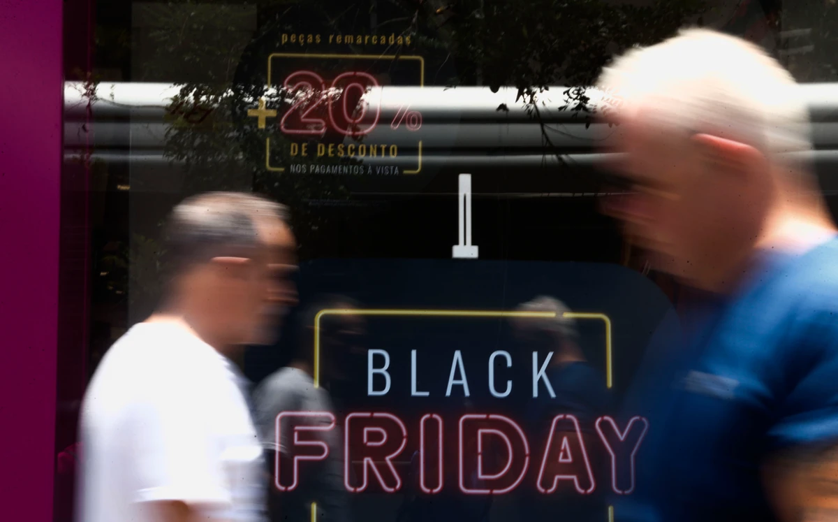 Fachada de lojas na Avenida Paulista com ofertas da Black Friday