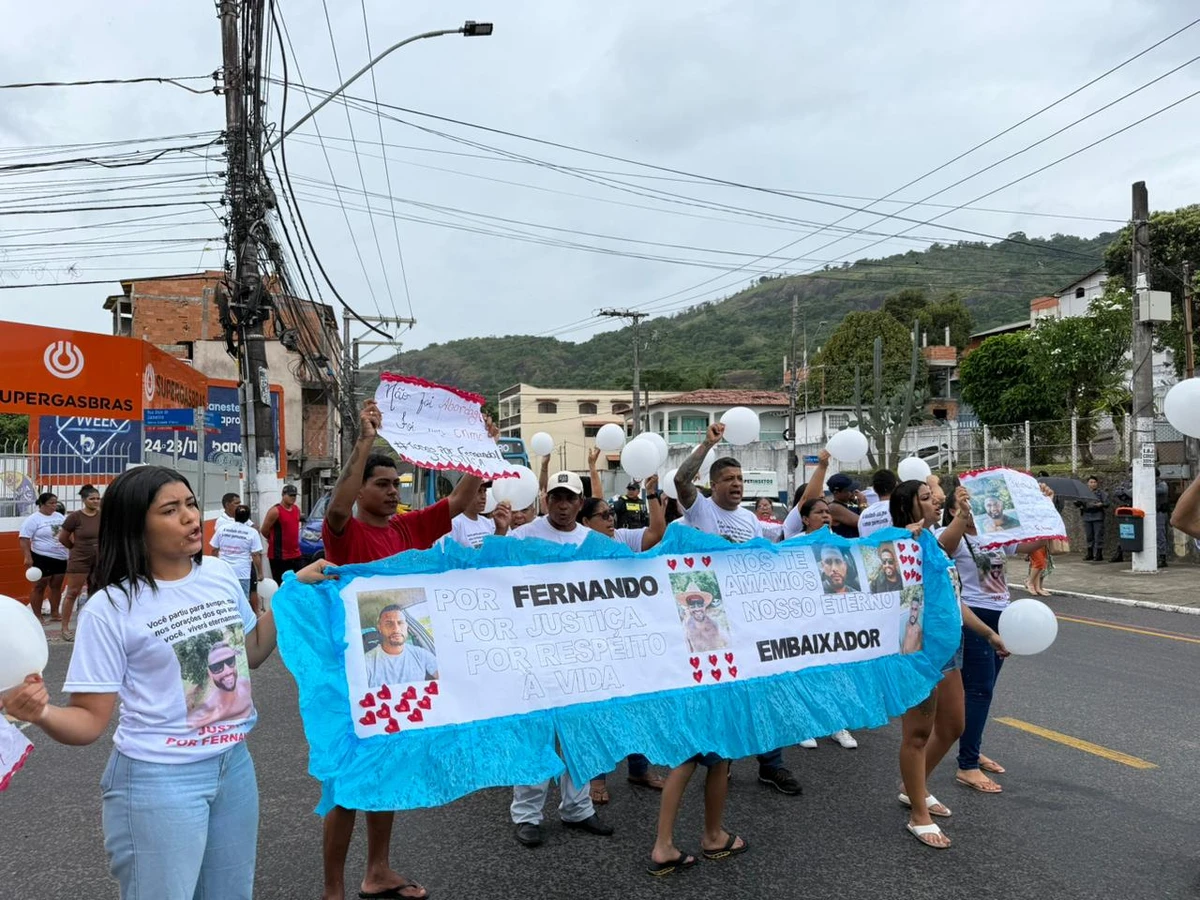 Familiares e amigos de pintor morto protestam em Vitória por Diony Silva
