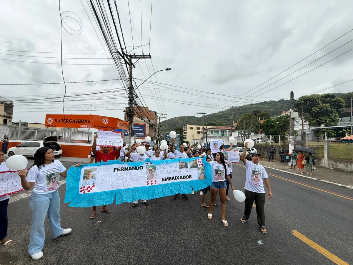 Familiares e amigos de pintor morto protestam em Vitória por Diony Silva