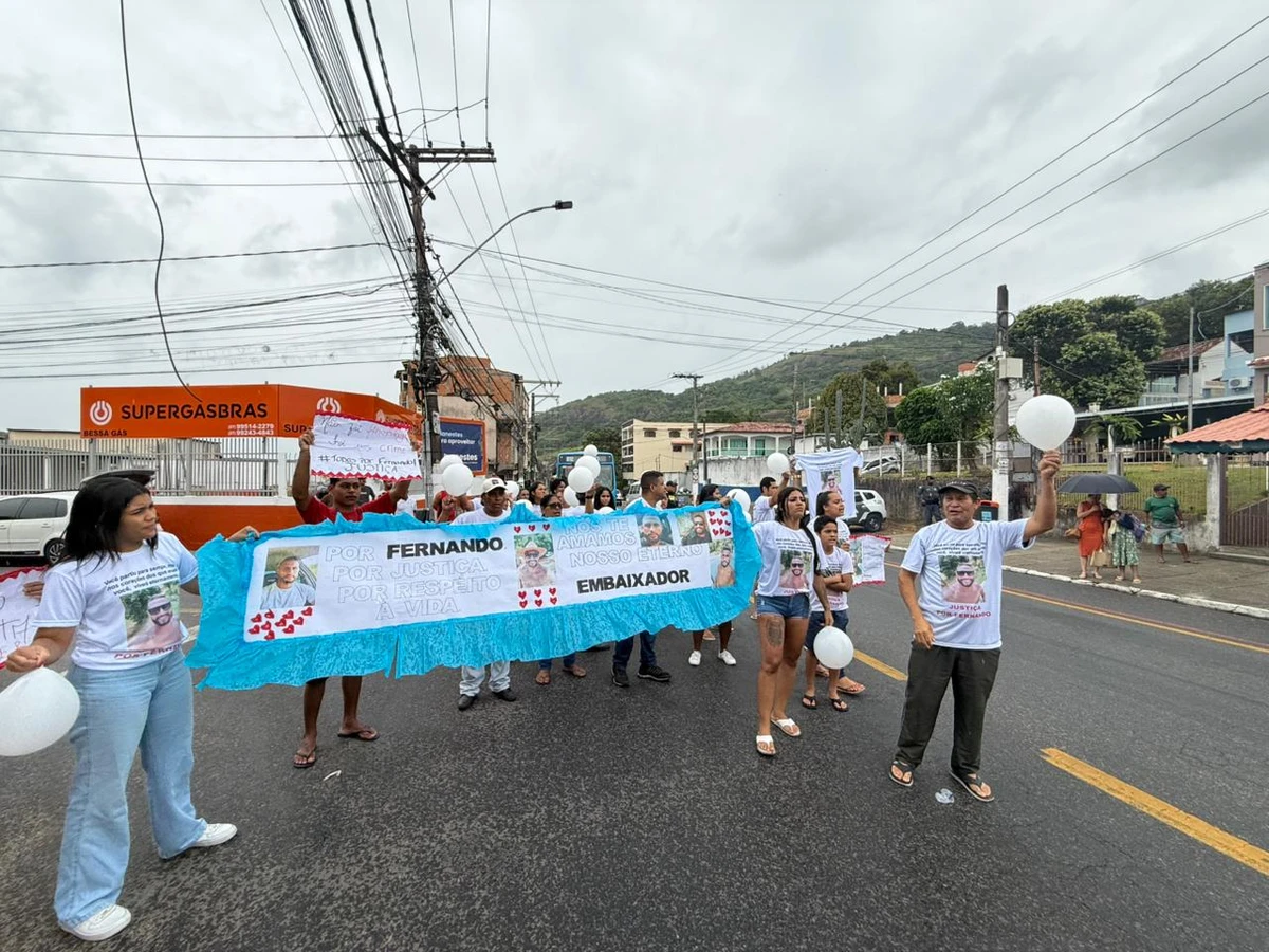 Familiares e amigos de pintor morto protestam em Vitória por Diony Silva