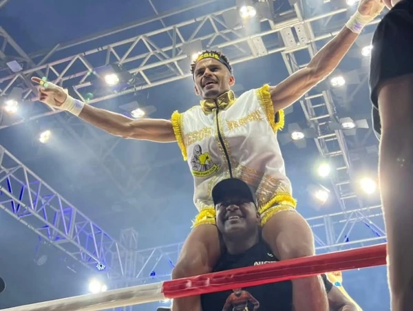 Denys Jr se sagrou campeão ao derrotar competidor argentino  a Arena Jacaraípe, na Serra