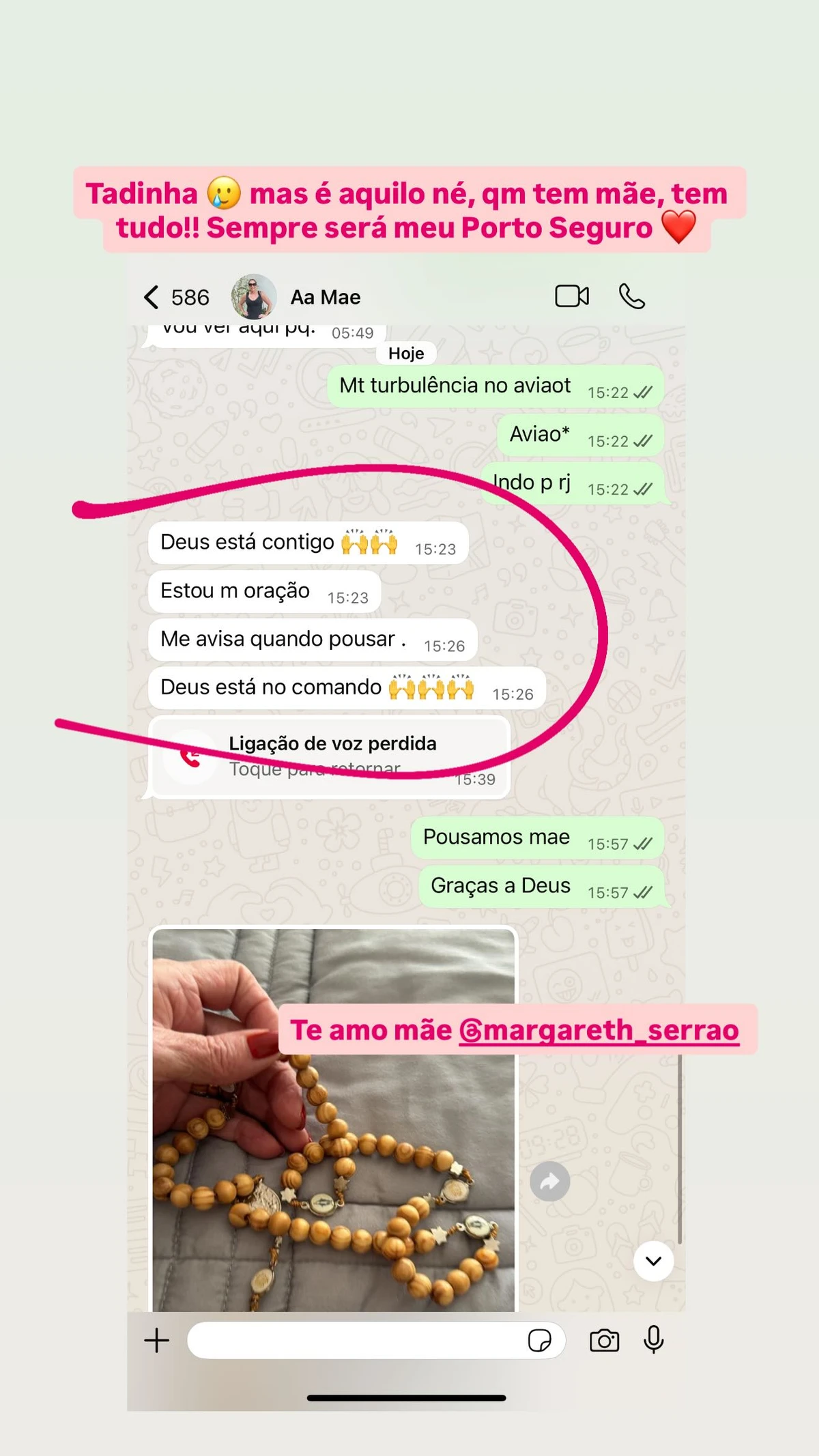 Mãe da influenciadora enviou uma foto segurando um terço após o pouso da filha