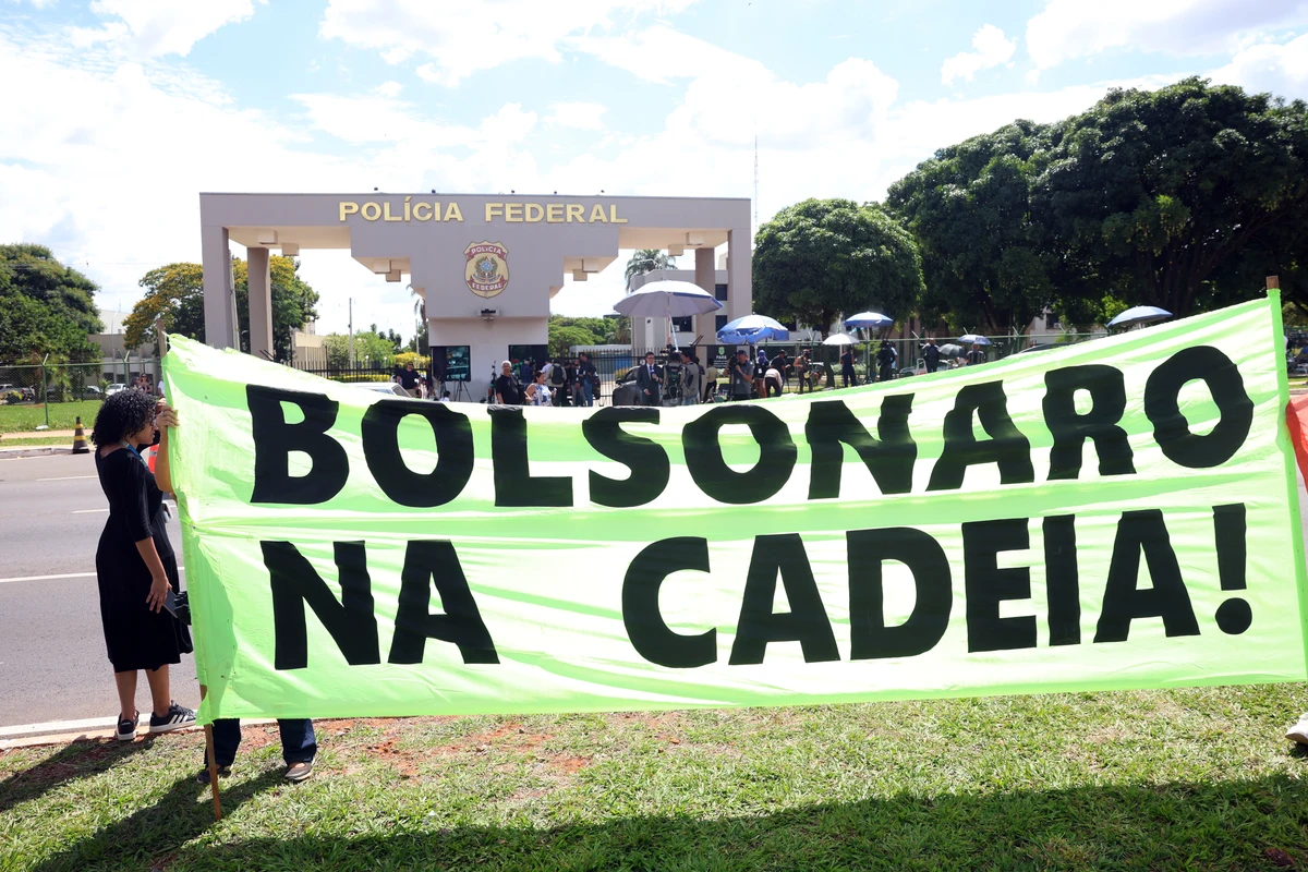Manifestação em frente a sede da Polícia Federal após a prisão do ex-presidente Jair Bolsonaro