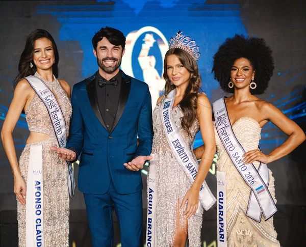 O coordenador do concurso Miss Universe Espírito Santo, Charles Souza, e a candidata coroada, Flavia Klemz, de Águia Branca, entre as finalistas Lara Marina, de Afonso Cláudio, e Stefani Oliveira, de Guarapari.