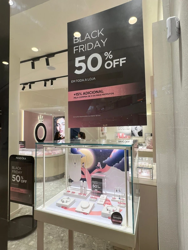 Pandora: 50% de desconto em toda a loja, mais 15% adicional pela compra de três ou mais produtos. por Shopping Vitória/Divulgação
