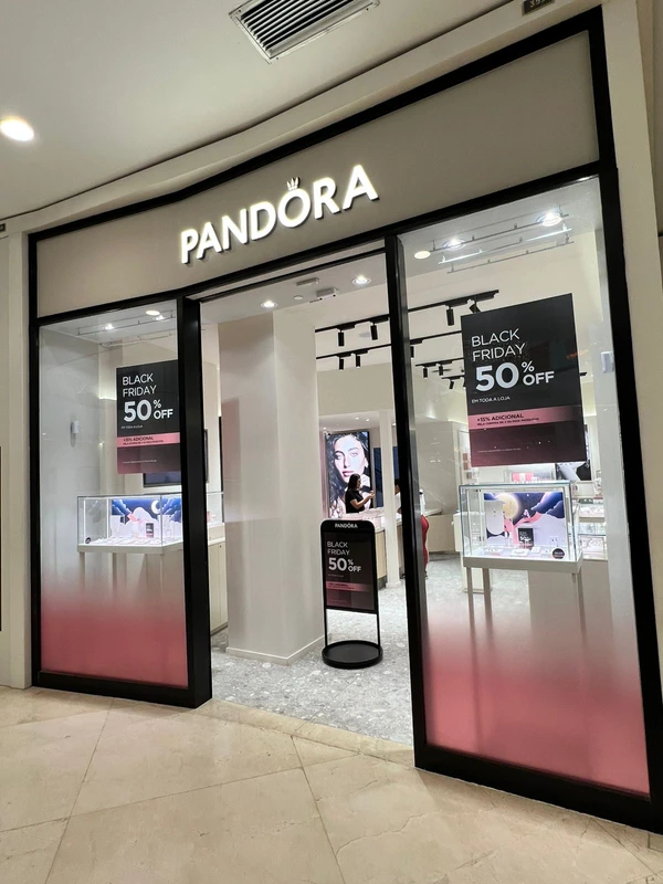 Pandora: 50% de desconto em toda a loja, mais 15% adicional pela compra de três ou mais produtos. por Shopping Vitória/Divulgação