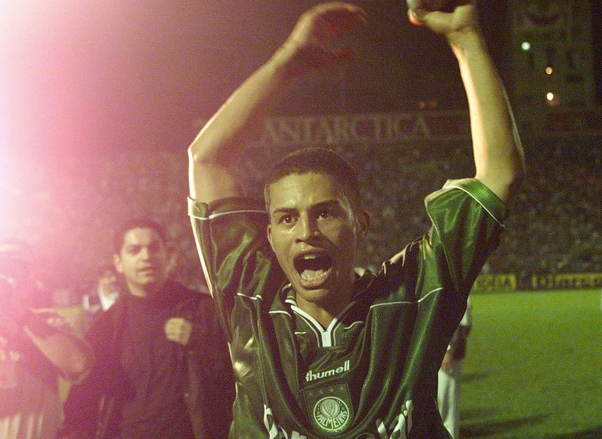  Alex comemora a classificação após a vitória no Parque Antarctica de 3 a 0 contra o River Plate