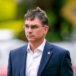 Senador muda discurso logo após ter afirmado que poderia desistir de concorrer por um preço; filho de Jair Bolsonaro afirma que representa luz no fim do túnel para bolsonaristas