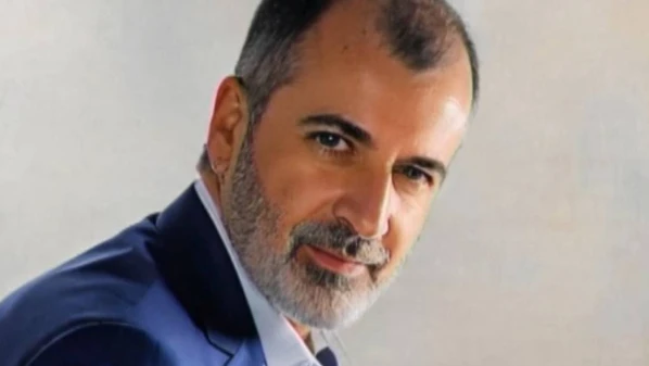 Os suspeitos foram gravados por câmeras de monitoramento saindo da casa; a polícia faz buscas para localizá-los