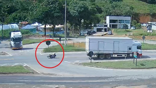 Imagem mostra momento da batida que ocorreu na manhã de terça-feira (25); Ecovias foi acionada, mas condutores seguiram viagem antes da chegada do atendimento